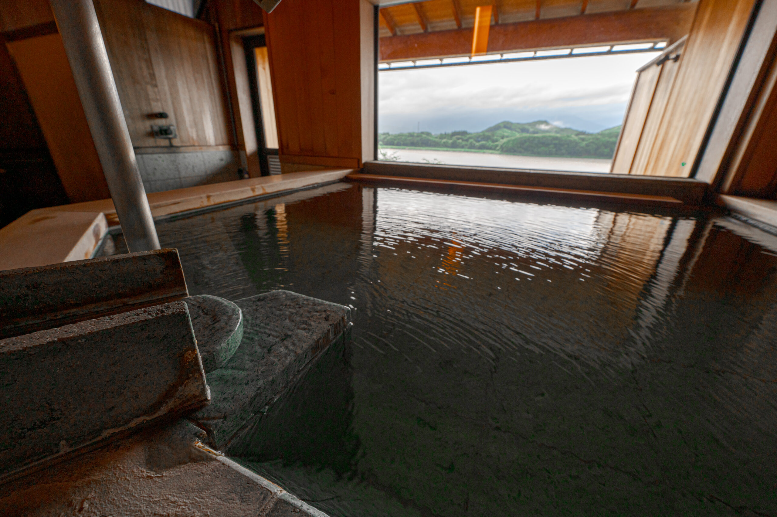 山を背景にした温泉施設の内部